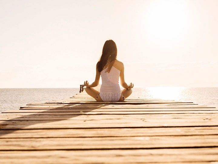 Leticia Ortíz Urién expone los beneficios de la meditación entre el alumnado