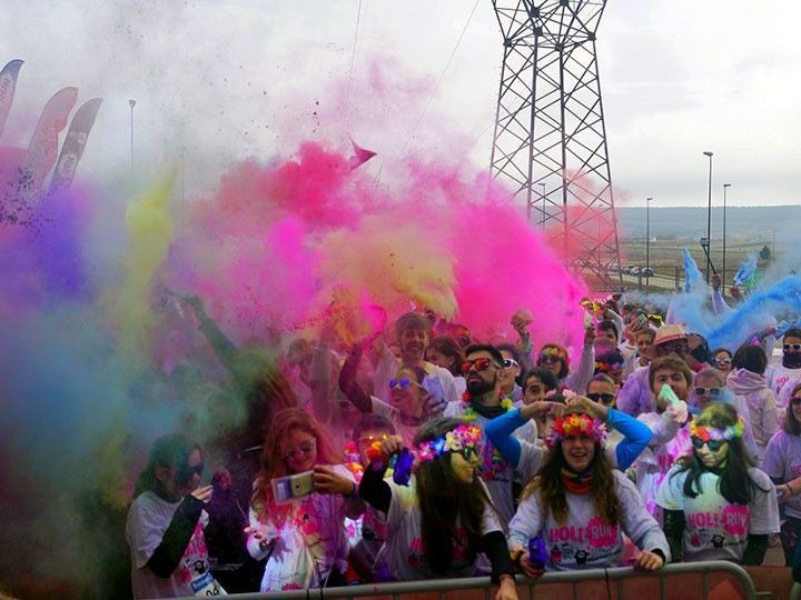 Villatoro se cubre de color con 900 corredores en la Holi Run