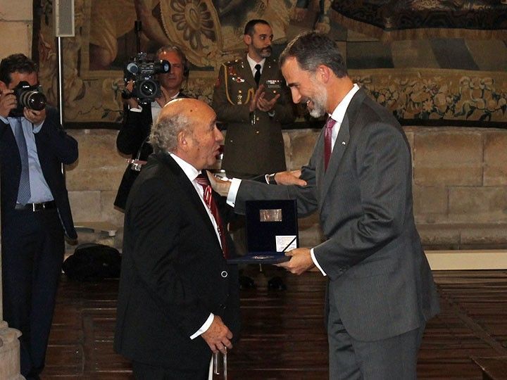 Felipe VI reconoce la trayectoria de José Antolín como un ejemplo para los jóvenes