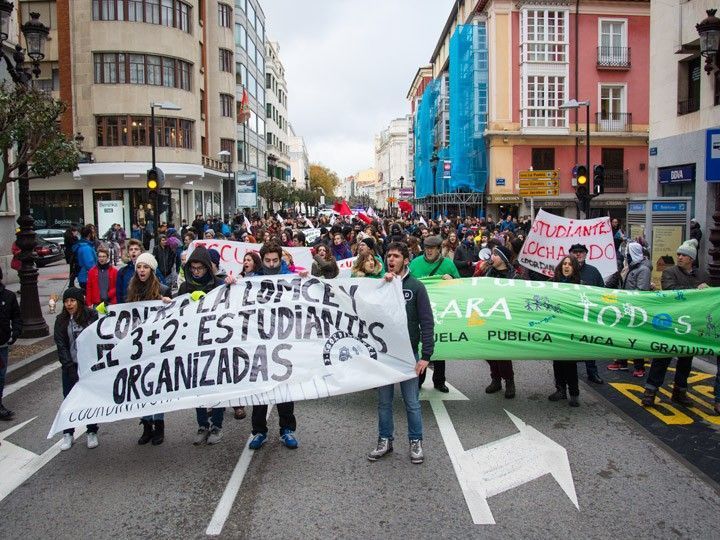 Unos 300 estudiantes vuelven a las calles para exigir la derogación total de la LOMCE