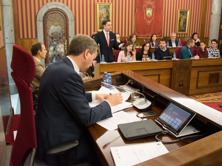 El PSOE aparca la negociación del presupuesto con el PP ante la hipotética moción de censura