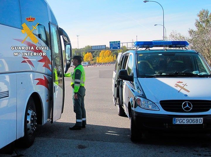 Detectado un autocar cuyos conductores no realizaban los descansos obligatorios