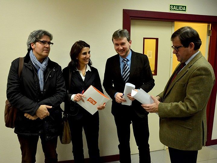 Ciudadanos ofrece al Partido Popular la posibilidad de evitar la moción de censura