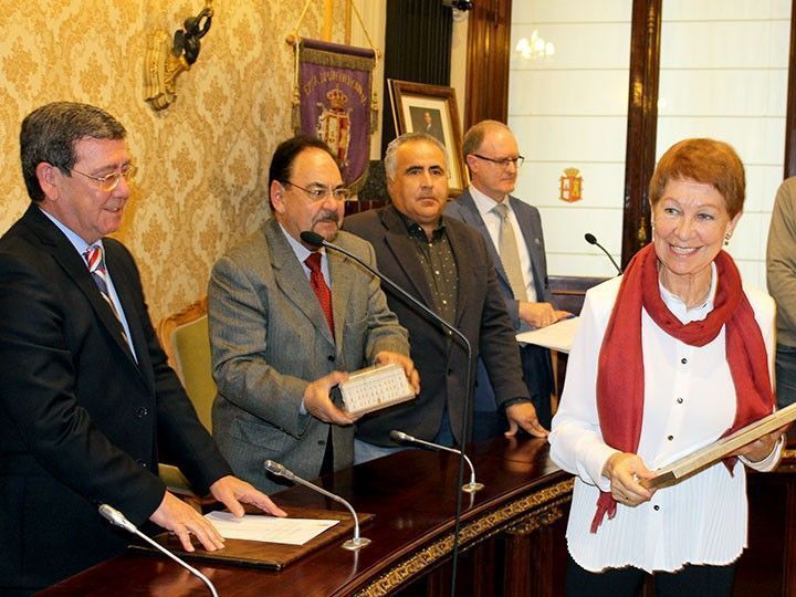 Diputación homenajea a 98 de sus empleados, tras muchos años de servicio