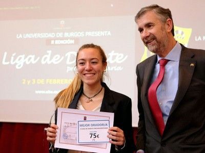 Sofía Pérez Fernández, mejor oradora de la Liga, junto al rector de la UBU, Manuel Pérez Mateos