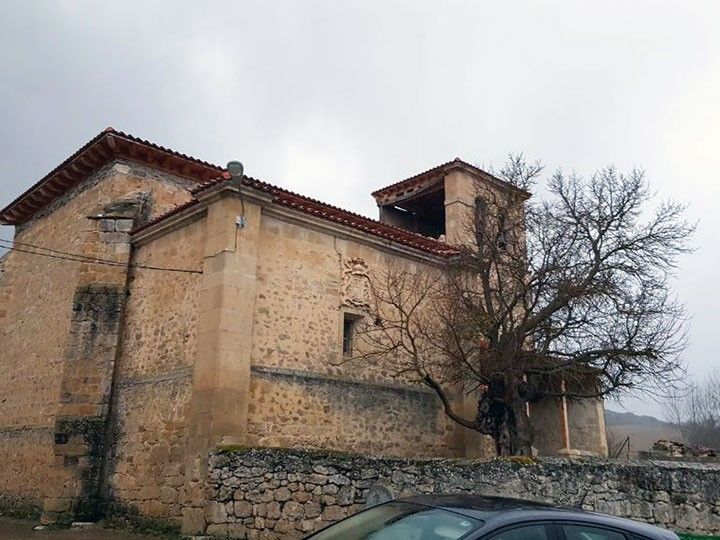 El fuerte viento tira abajo un muro del campanario de la iglesia de Barruelo