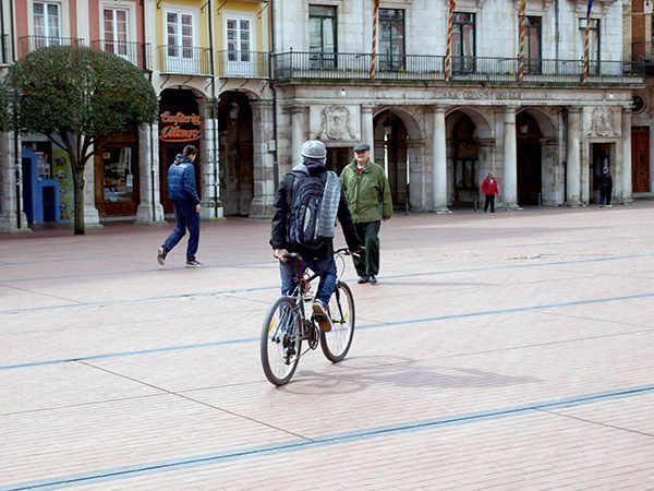 Piden restricciones al uso del coche y una regulación a favor de la bici y el peatón