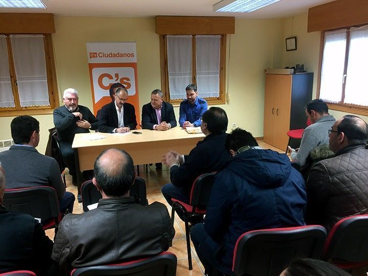 Fuentes apuesta por poner “alfombras rojas” a los “valientes” que se quedan en los pueblos