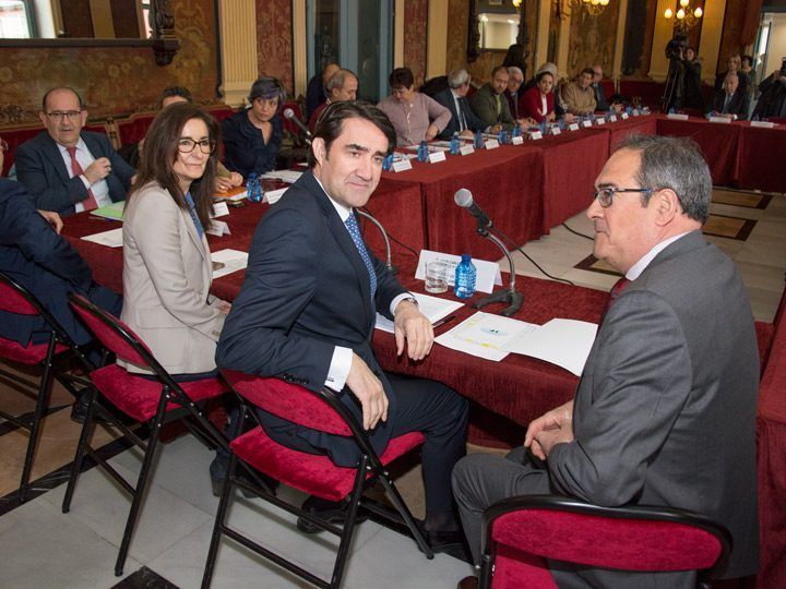 Los representantes de la sociedad civil plantean sus inquietudes al consejero de Fomento