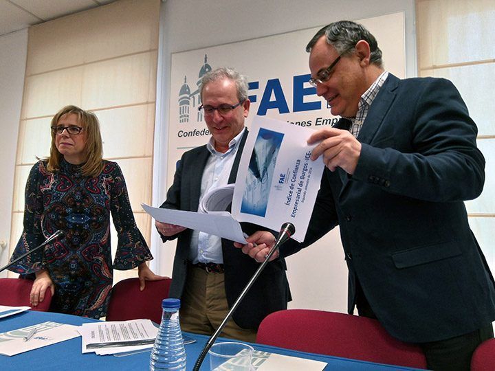 Los empresarios suspenden al trabajador en actitud y diposición a la flexibilidad