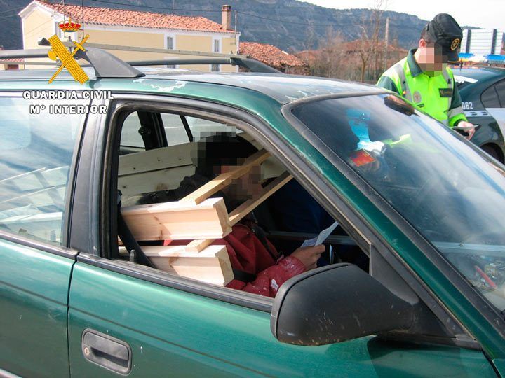 Sancionado por llevar una estructura de madera en el habitáculo de un turismo