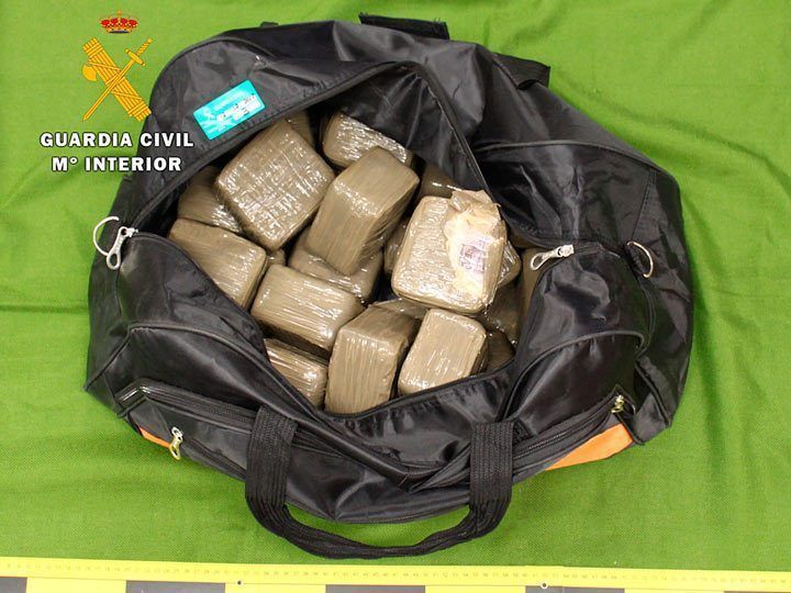 Detenido por transportar 105 kilos de hachís y marihuana en un autobús de línea