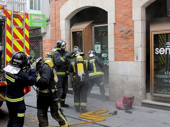 “Considerables” daños materiales en el incendio de un comercio en la calle San Juan