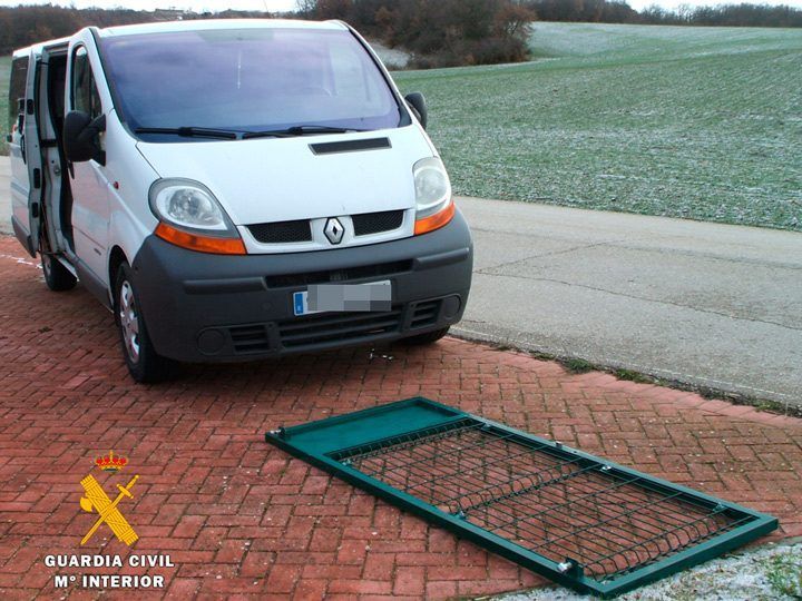 Le sorprenden robando una puerta metálica de una urbanización a plena luz del día