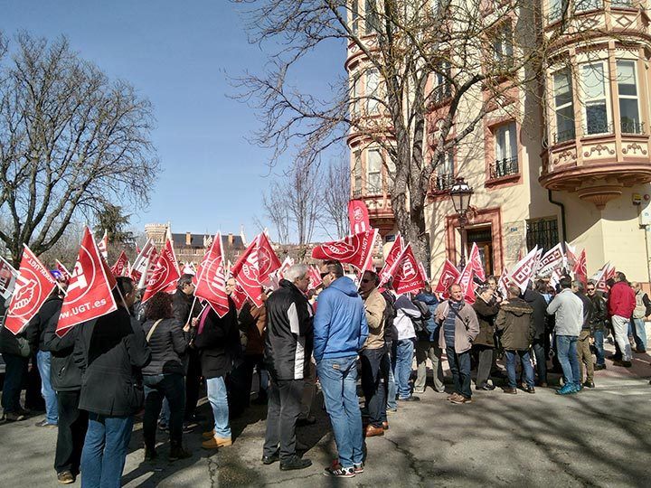 UGT y CC.OO. protestan frente a FAE para exigir una subida salarial digna