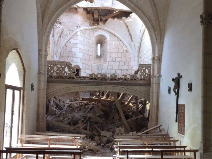 El temporal derriba parte de la espadaña de la iglesia parroquial de Villangómez