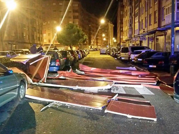 Se desprende parte de un tejado de Calleja y Zurita y daña varios coches