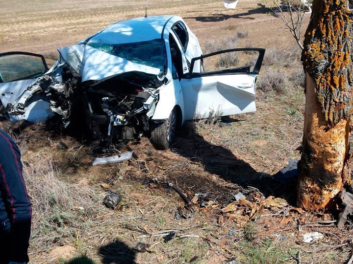 Un fallecido tras salirse de la vía en Villaverde del Monte y chocar contra un árbol