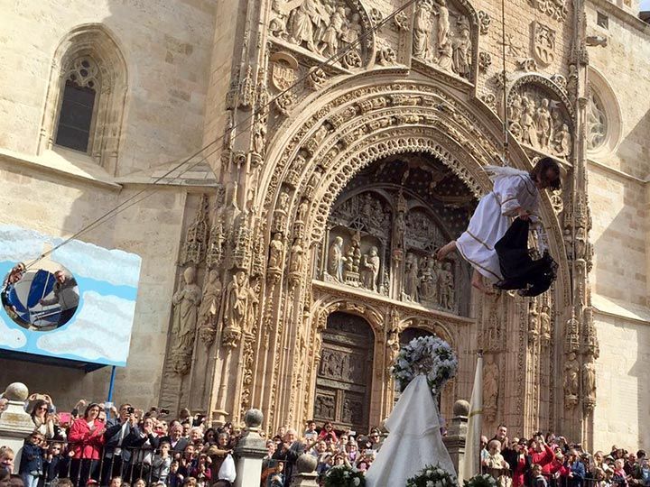 Y un ángel bajó de los cielos para liberar a María del luto santo