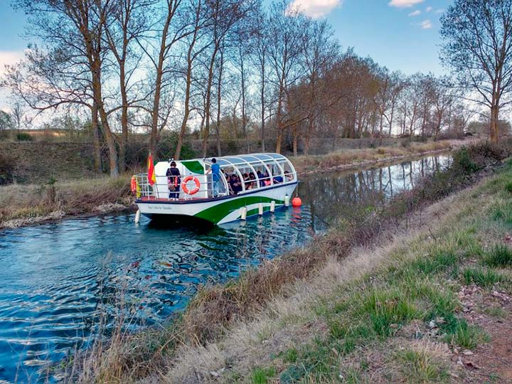 El San Carlos de Abánades vuelve a surcar las aguas del Canal de Castilla