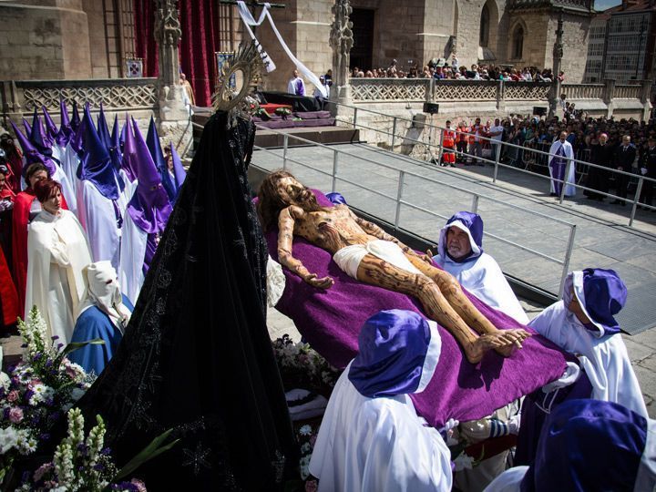 El desenclavo del Cristo crucificado silencia Burgos en el luto del Viernes Santo