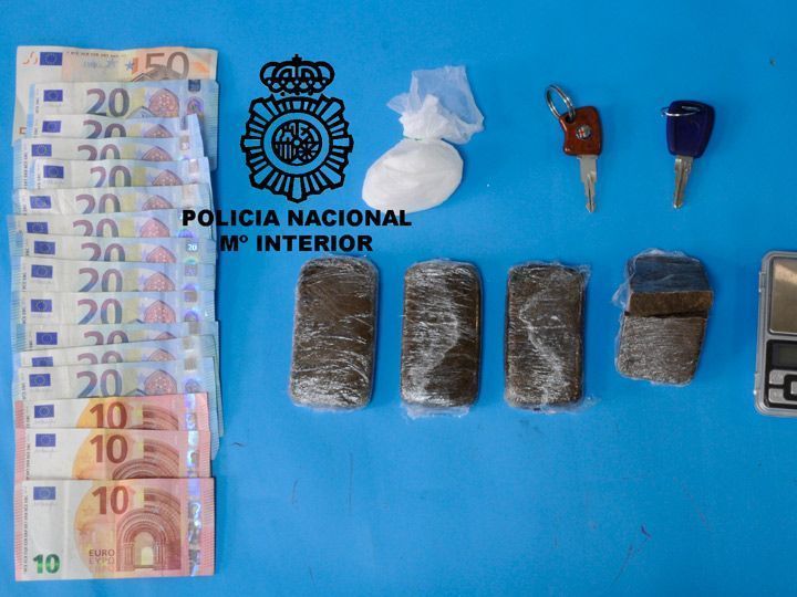 La Policía interviene 384 gramos de hachís y detiene a dos personas por tráfico de drogas