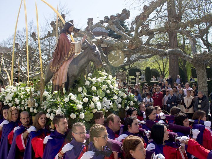 Antón piensa en la declaración de la Semana Santa como Bien de Interés Turístico Internacional