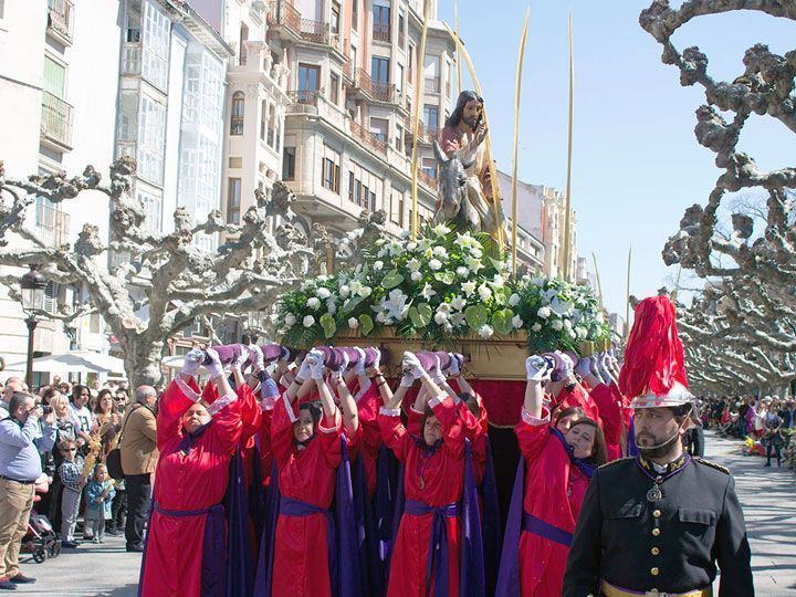 Las palmas celebran con ambiente festivo el inicio de la Semana Santa