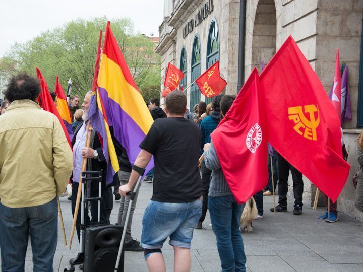 Medio centenar de personas se concentran en memoria de la República