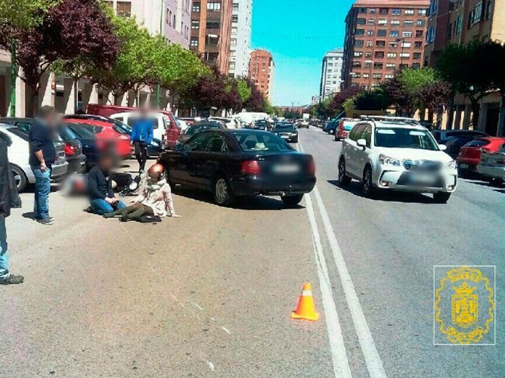 Herida una motorista tras chocar con un turismo en Condesa Mencía