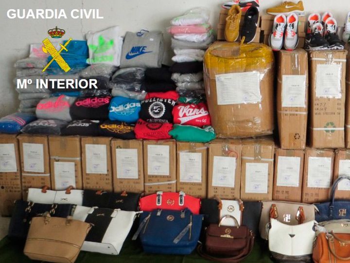 Intervienen en la N-120 una furgoneta cargada con prendas de vestir falsificadas