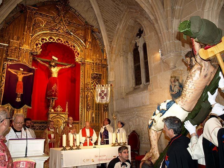 Histórico encuentro de las imágenes del Cristo de Burgos en la Catedral