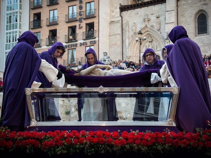 Burgos entierra a su Cristo a la espera de la Resurrección