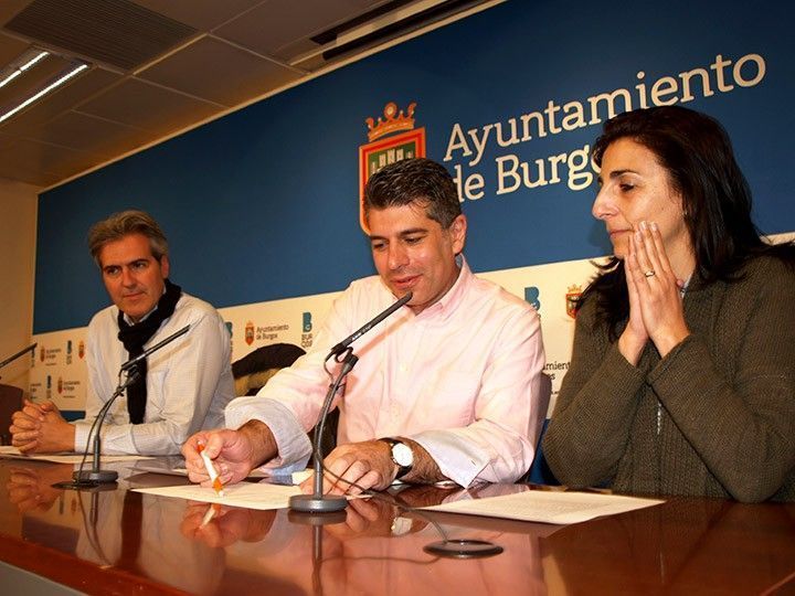 El secretario niega haber formado a la gerente de la Sociedad de Promoción