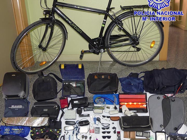 Detienen a un hombre acusado de 23 robos con fuerza en vehículos