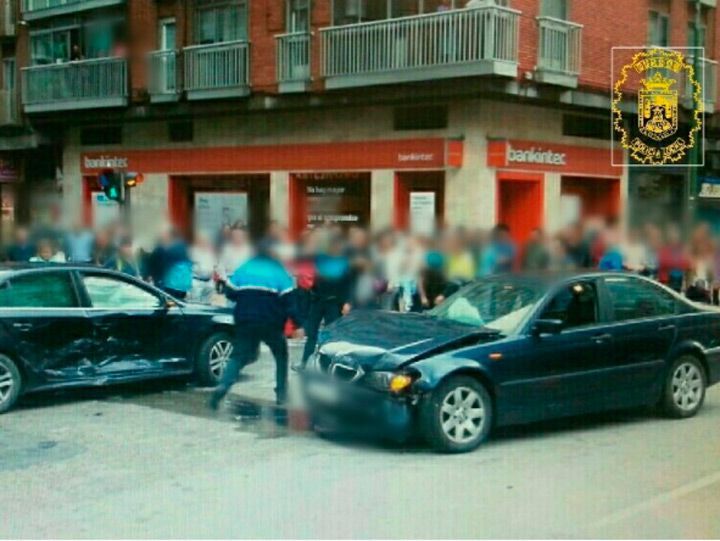 Dos heridos en una colisión en el cruce entre la calle Vitoria y Grandmontagne