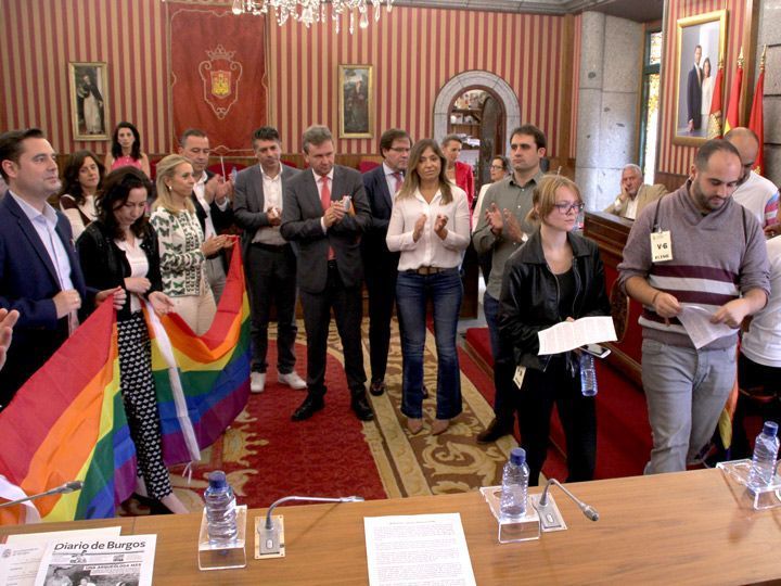 El Ayuntamiento se envuelve con la bandera multicolor