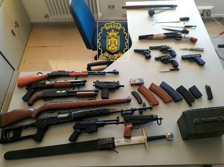 La Policía Local detiene a un hombre por amenazas e incauta un arsenal de armas falsas