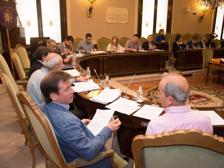 El PSOE arranca el compromiso de Diputación para estudiar prestar servicio de comida a domicilio