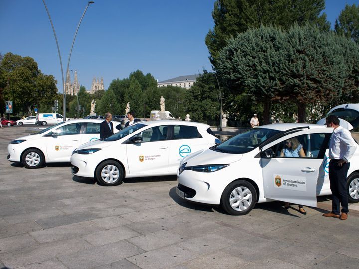 El Ayuntamiento cree en el vehículo cien por cien eléctrico incorporando tres a la flota municipal