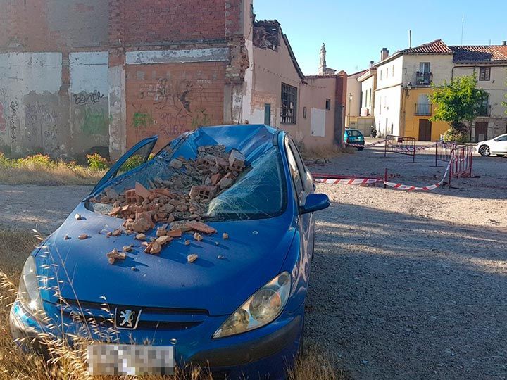 Siniestro total tras derrumbarse el tejado de un edificio en ruinas en Las Huelgas