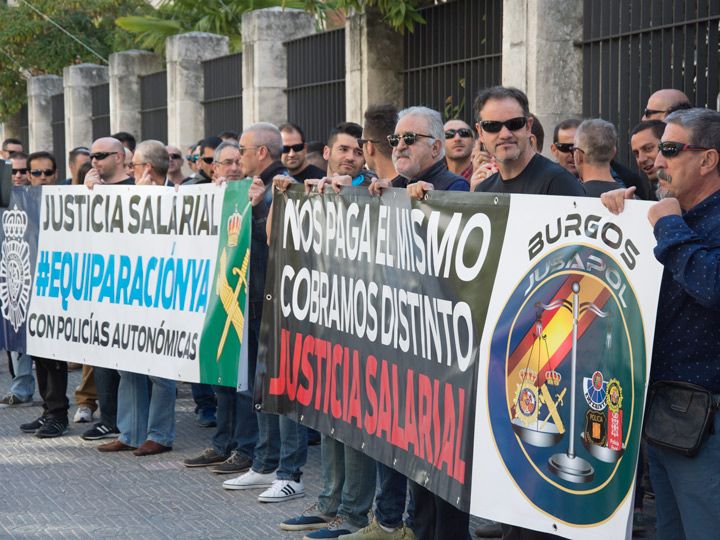 Policías nacionales y guardias civiles exigen equiparar sus salarios a las policías autonómicas