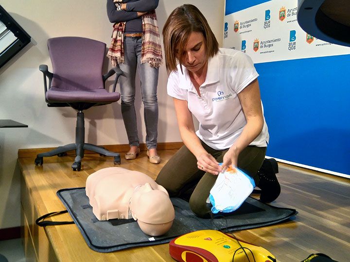 El Ayuntamiento instala ocho desfibriladores en instalaciones municipales