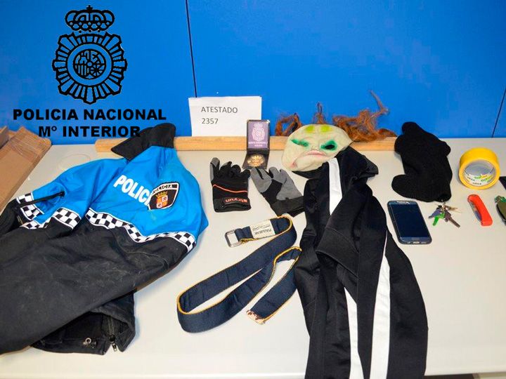 Intenta robar un domicilio en Miranda a punta de pistola y vestido de policía