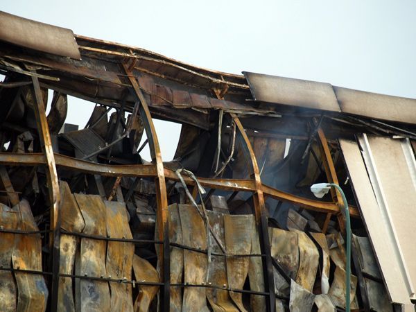 Continúa activo pero controlado en incendio en el interior de Campofrío