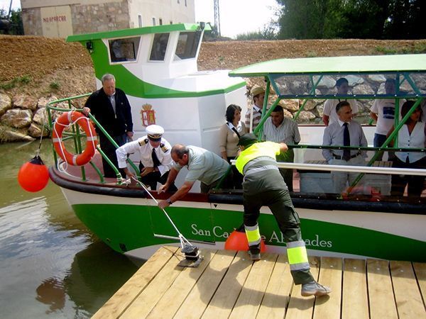 La Diputación se desprende del servicio del barco del Canal de Castilla