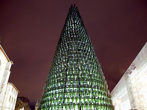 Burgos ilumina un Árbol de Navidad realizado con vidrio reciclado