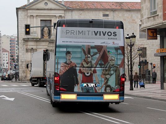 Los ‘Primitivos’ de Kukuxumusu promocionan el MEH