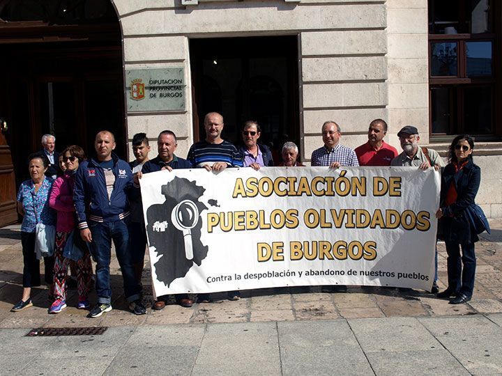 Pueblos Olvidados y PCAS protestan contra el abandono del medio rural desde Diputación