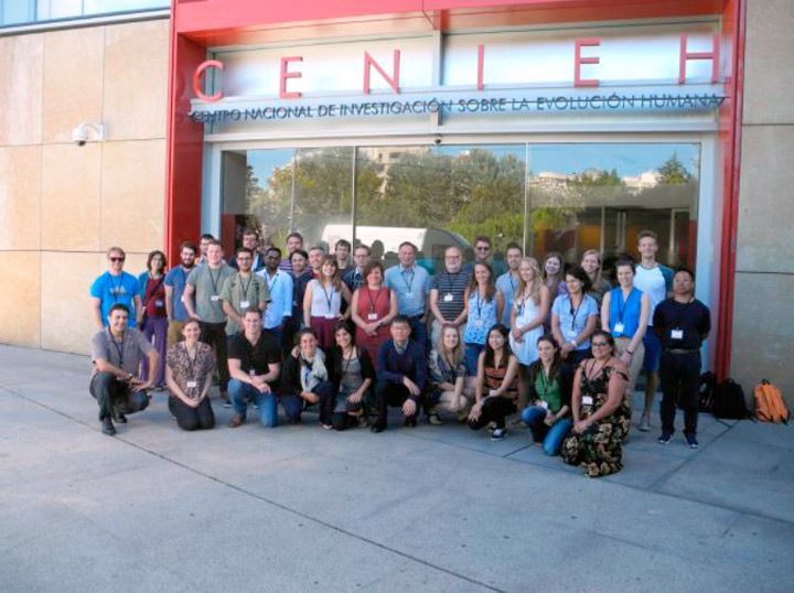 Medio centenar de expertos y alumnos de espeleotema enriquecen sus conocimientos en el CENIEH